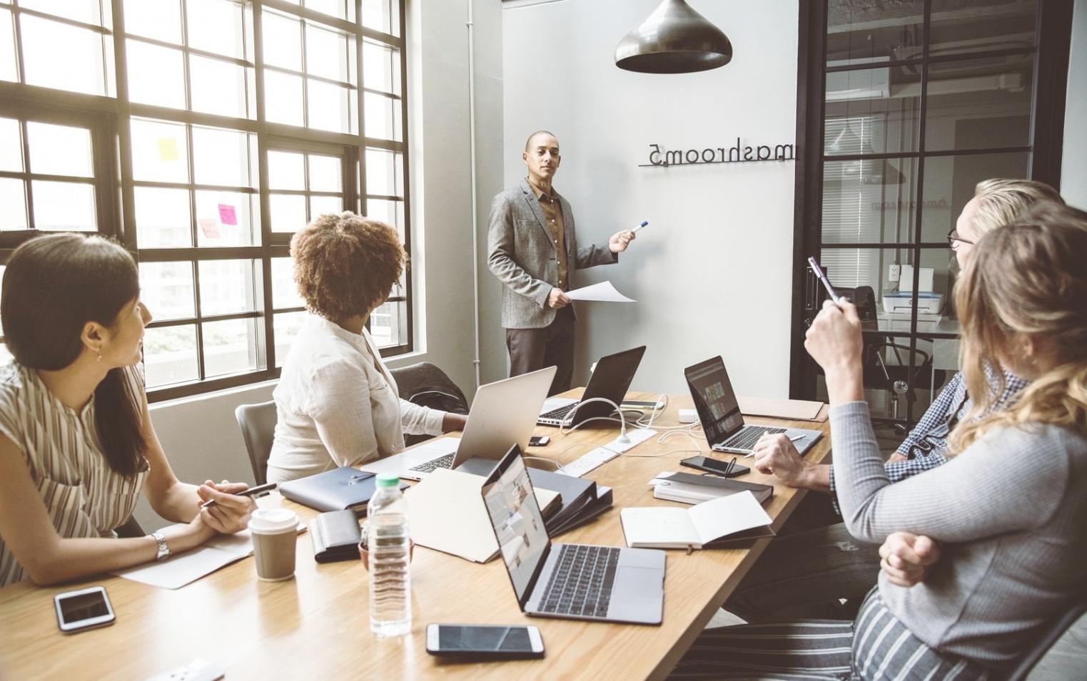 Flexible Lernzeiten und moderne Arbeitsumgebung für optimales Online-Lernen